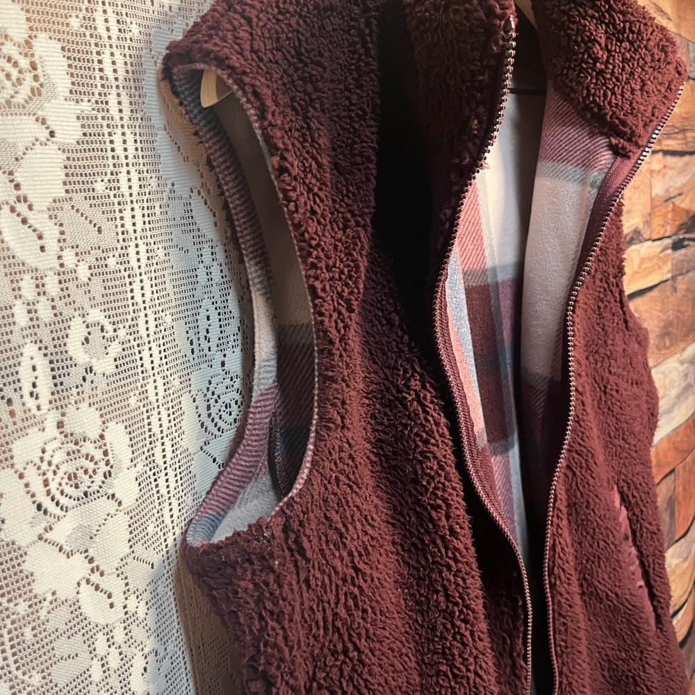 Sage Collective Burgundy Sherpa Vest with Patterned Flannel lining - Picture 6 of 9